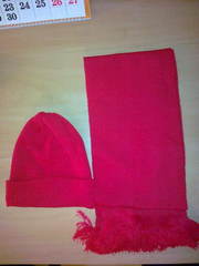 Продается шапка с шарфиком (новые,  в упаковке),  красного цвета